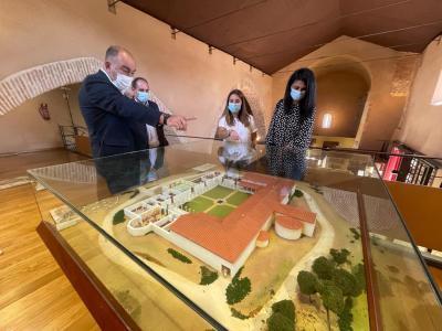 Imagen El presidente de la Diputación visita el Aula Arqueológica de Aguilafuente