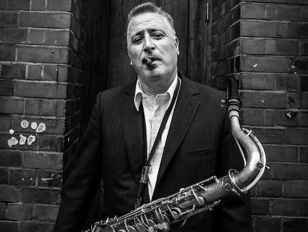 Imagen Ray Gelato cumple su deuda pendiente con el Teatro Juan Bravo acompañado de The Enforcers